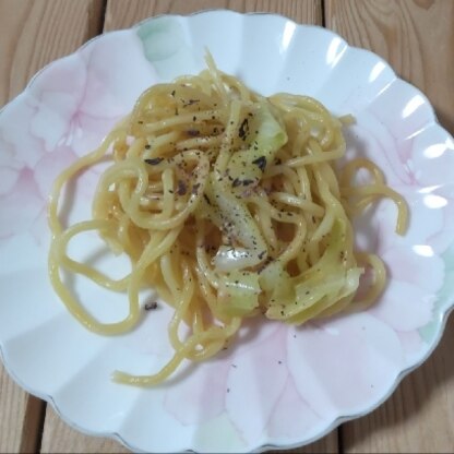 おとさん✨主人のおつまみにゆかり焼きそば作りました〜早速いただいています★ゆかりは母が梅紫蘇から作ってくれて粗めです(汗)今日は友達とゲームで盛り上がってました